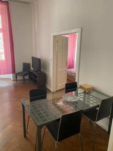 Large 3 Bedroom Family Apartment Close To The River 프라하 외부 사진